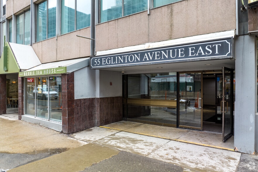 55 Eglinton Av E, Toronto, ON à louer - Photo du bâtiment - Image 3 de 6