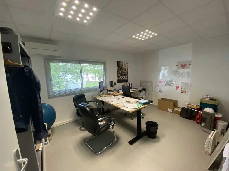 Office in Pessac for lease - Interior Photo - Image 3 of 10
