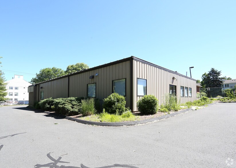394 W Center St, Manchester, CT à louer - Photo du bâtiment - Image 2 de 3