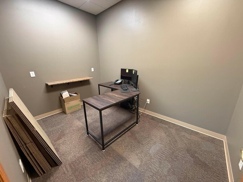 810 Central Ave, Hawarden, IA for sale - Interior Photo - Image 2 of 32