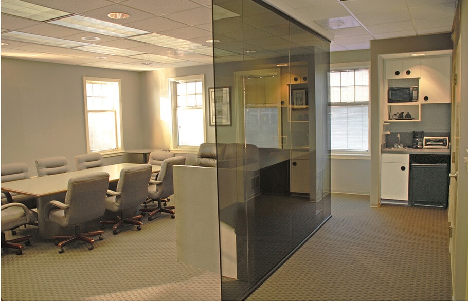 1052 Oakhaven Rd, Memphis, TN for sale - Building Photo - Image 3 of 8
