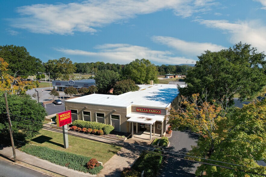 330 W Main St, Forest City, NC à louer - Photo du bâtiment - Image 2 de 9