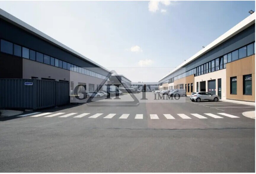 Office in Gennevilliers for lease - Building Photo - Image 1 of 3