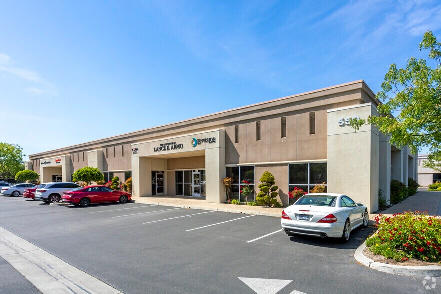 550 W Alluvial Ave, Fresno, CA à louer - Photo du bâtiment - Image 3 de 7