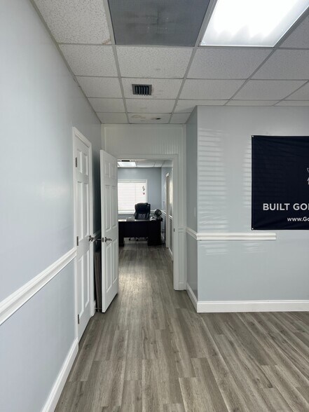 971 Virginia Ave, Palm Harbor, FL à vendre - Photo intérieure - Image 2 de 12