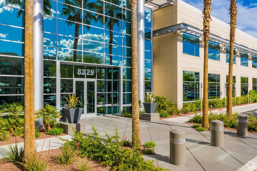 8329 W Sunset Rd, Las Vegas, NV à louer - Photo du bâtiment - Image 3 de 3