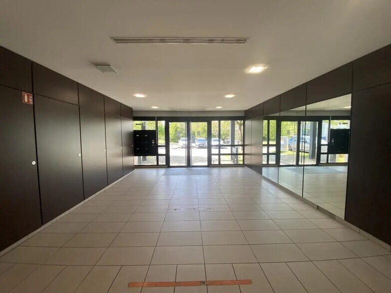 Office in Saint-Priest for lease - Building Photo - Image 3 of 27