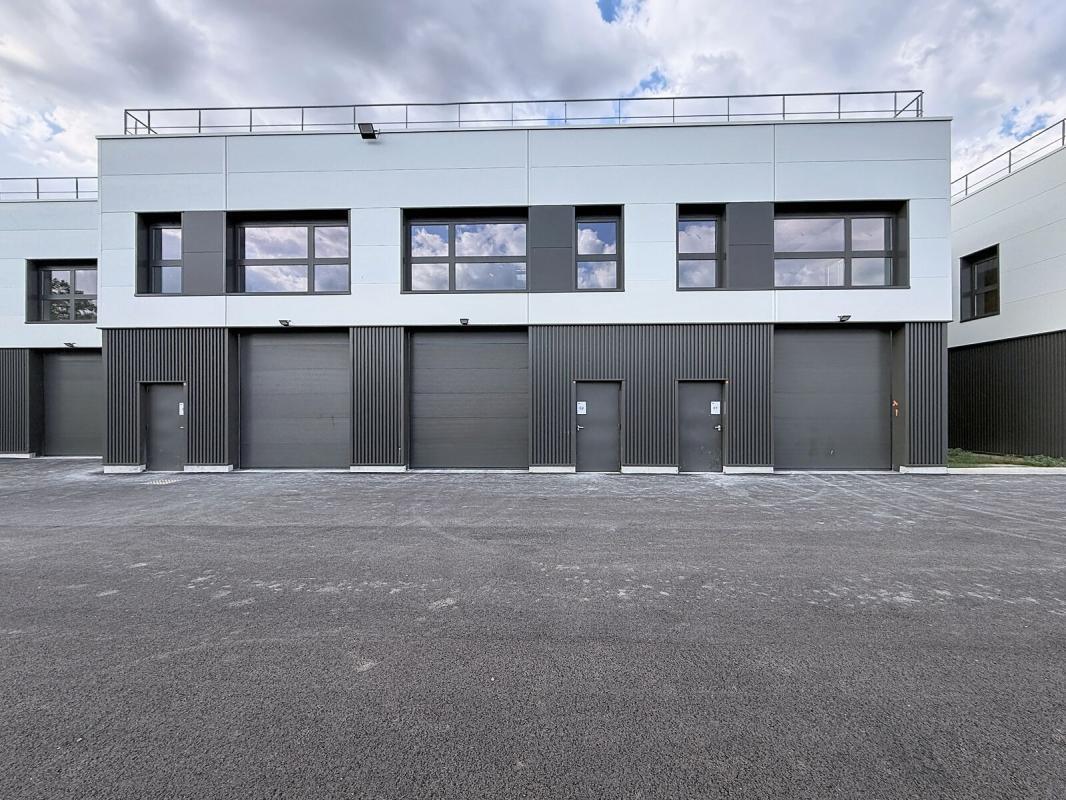 203 Avenue Franklin Roosevelt, Décines-Charpieu for lease Building Photo- Image 1 of 17