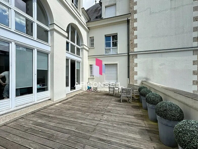 Bureau dans Saint-Germain-en-Laye à louer - Photo du bâtiment - Image 2 de 11