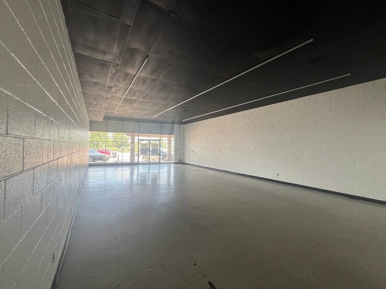 2419-2435 N Classen Blvd, Oklahoma City, OK for lease - Interior Photo - Image 2 of 7