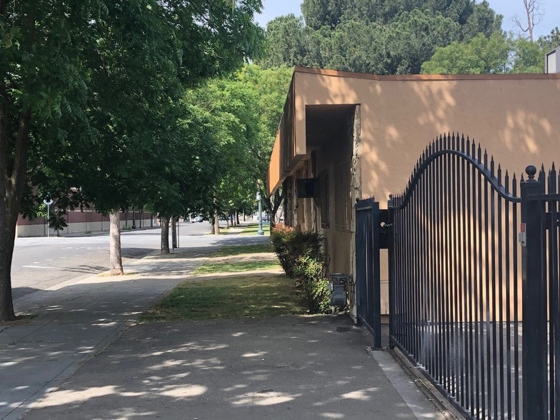 902 N Hunter St, Stockton, CA for lease - Building Photo - Image 3 of 17