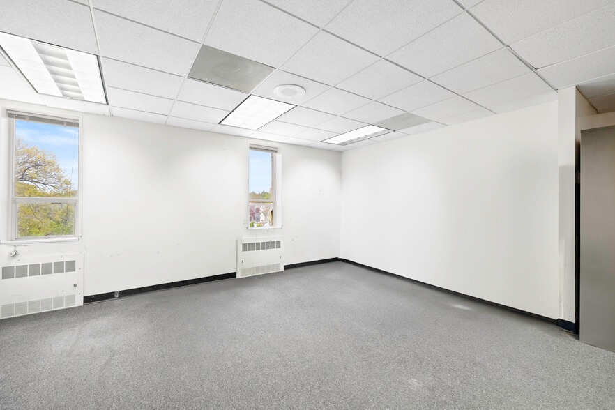 3715 Main St, Bridgeport, CT for lease - Interior Photo - Image 3 of 25