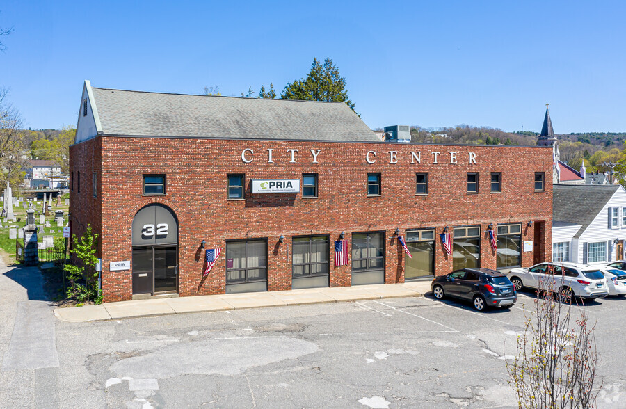 32 City Hall Ave, Torrington, CT à vendre - Photo principale - Image 1 de 1