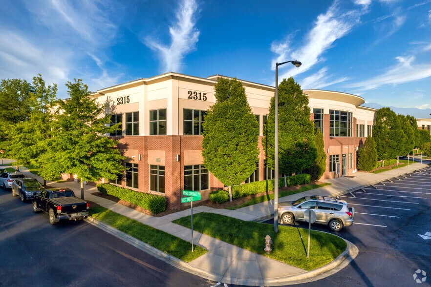2315 W Arbors Dr, Charlotte, NC à louer - Photo du bâtiment - Image 2 de 33