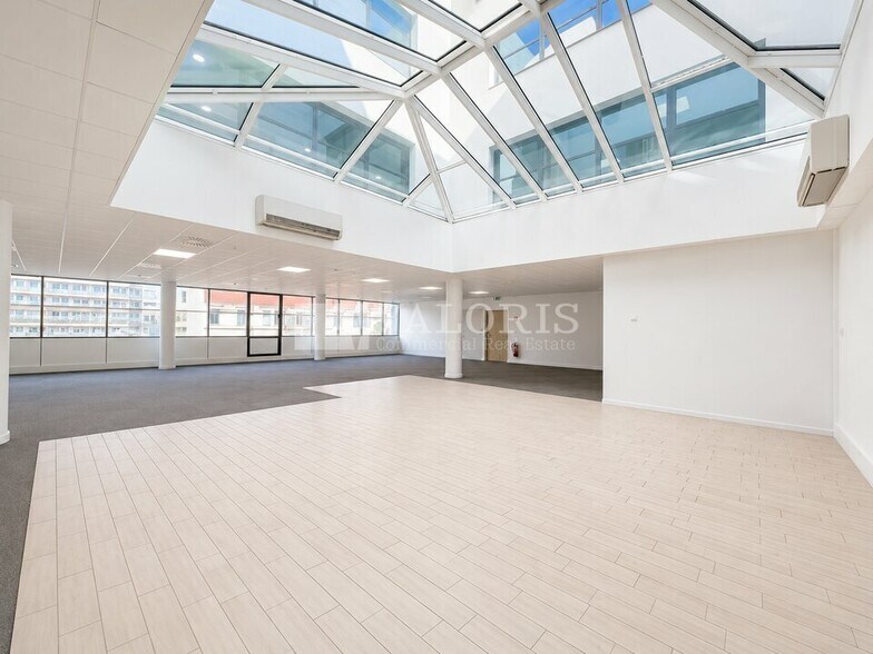 Office/Retail in Lyon for lease - Building Photo - Image 3 of 27