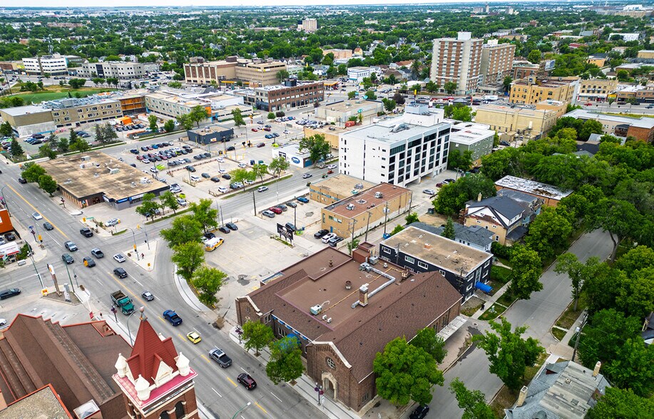 255 Sherbrook St, Winnipeg, MB à vendre - Photo du bâtiment - Image 2 de 15