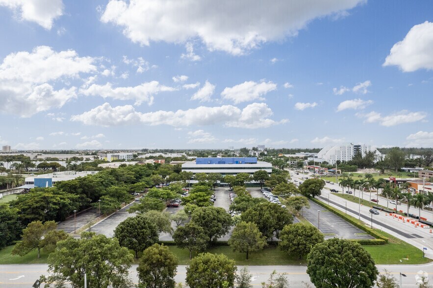 2001 NW 107th Ave, Miami, FL à louer - Photo du bâtiment - Image 3 de 3