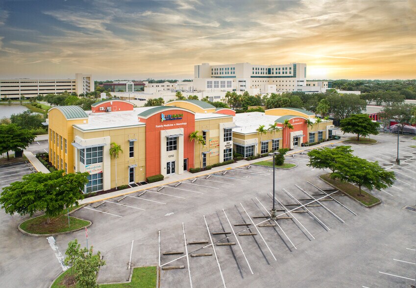 13782 Plantation Rd, Fort Myers, FL à louer - Photo du bâtiment - Image 1 de 2