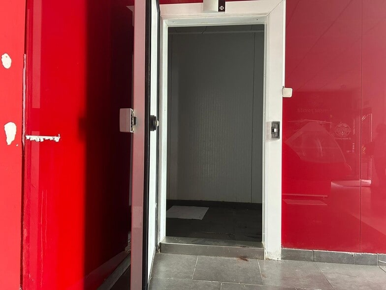 Retail in Cáceres for lease - Building Photo - Image 2 of 5