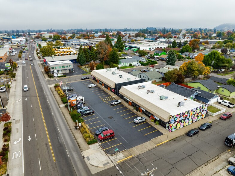 977 Garfield St, Eugene, OR à louer - Photo du bâtiment - Image 2 de 3