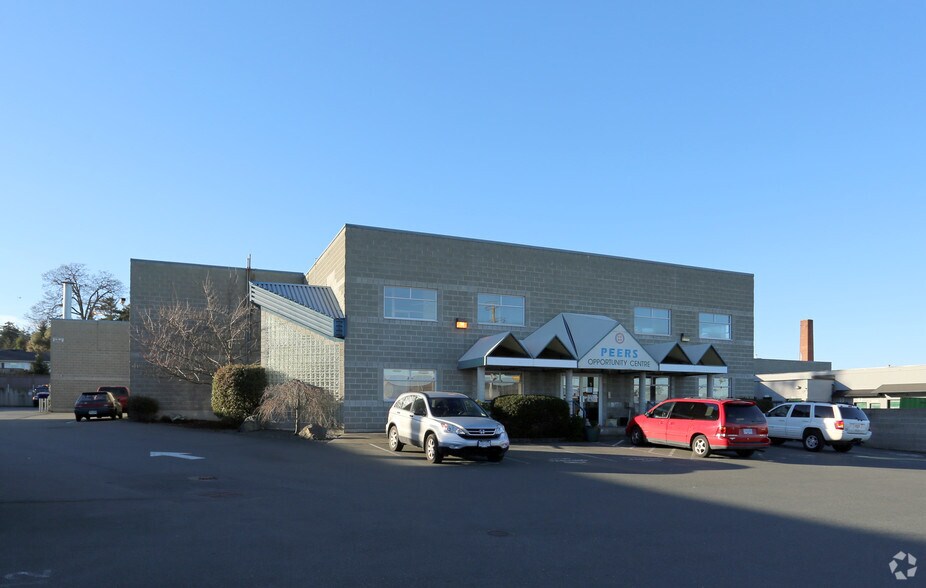 744 Fairview Rd, Esquimalt, BC à louer - Photo du bâtiment - Image 1 de 7
