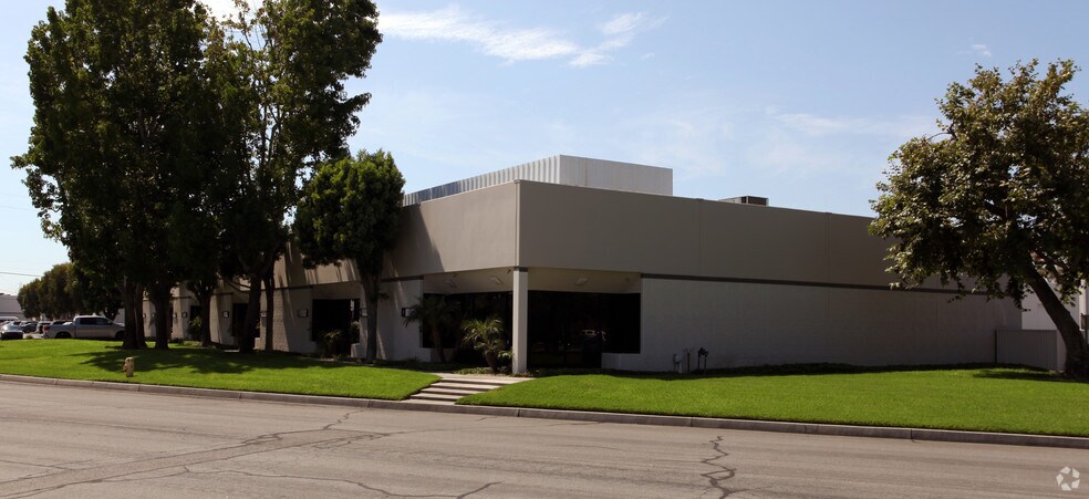 1591 S Sinclair St, Anaheim, CA à louer - Photo du bâtiment - Image 3 de 29