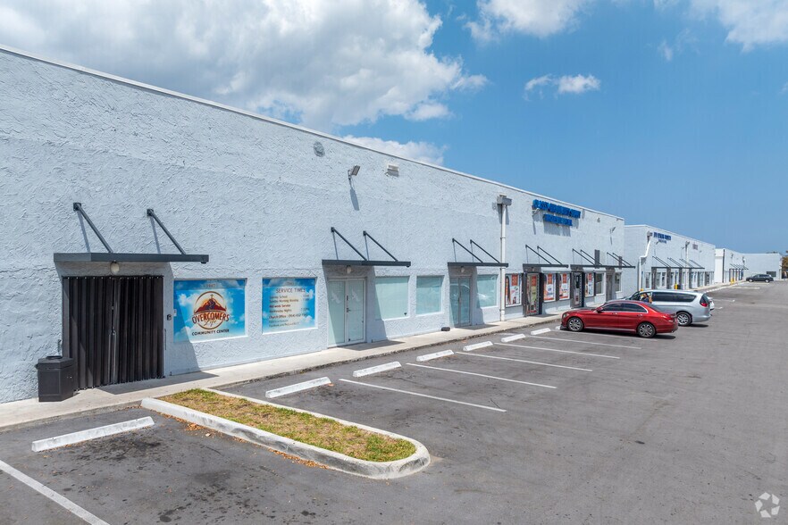 3927-3999 NW 19th St, Lauderdale Lakes, FL à louer - Photo du bâtiment - Image 3 de 6