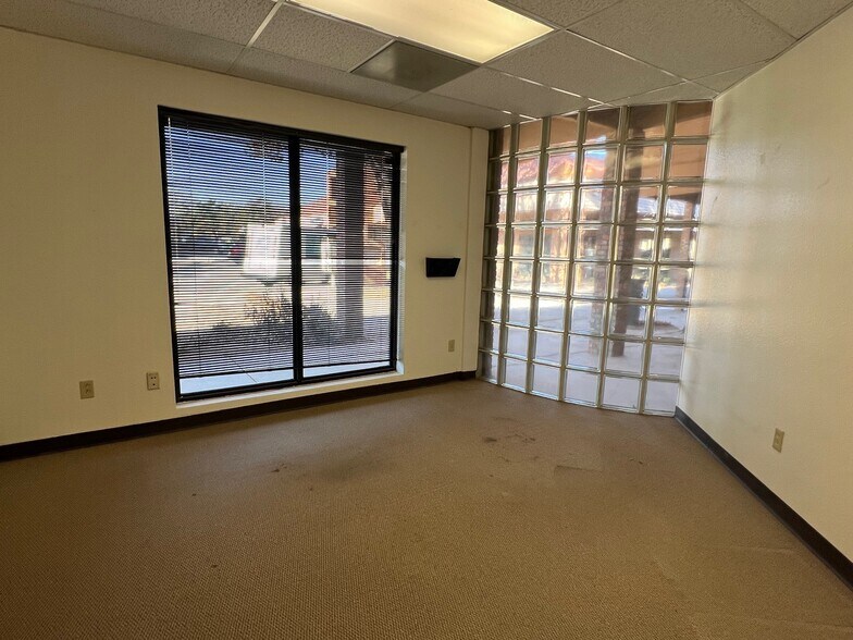 4415-4417 71st St, Lubbock, TX for lease - Building Photo - Image 3 of 8