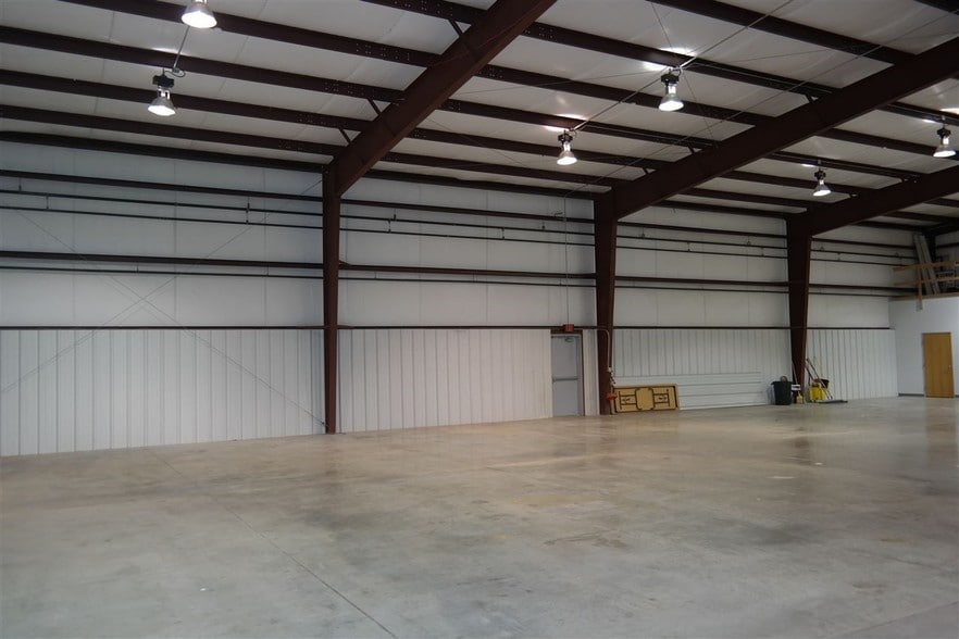 1355 Aberdeen St, Terre Haute, IN for lease - Interior Photo - Image 3 of 17