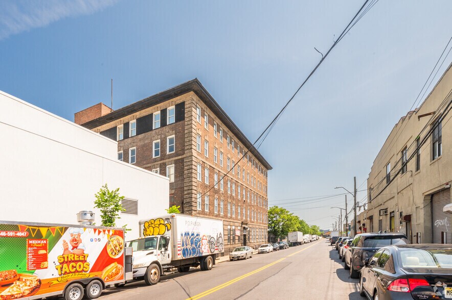 550-560 Barry St, Bronx, NY à louer - Photo du bâtiment - Image 2 de 18