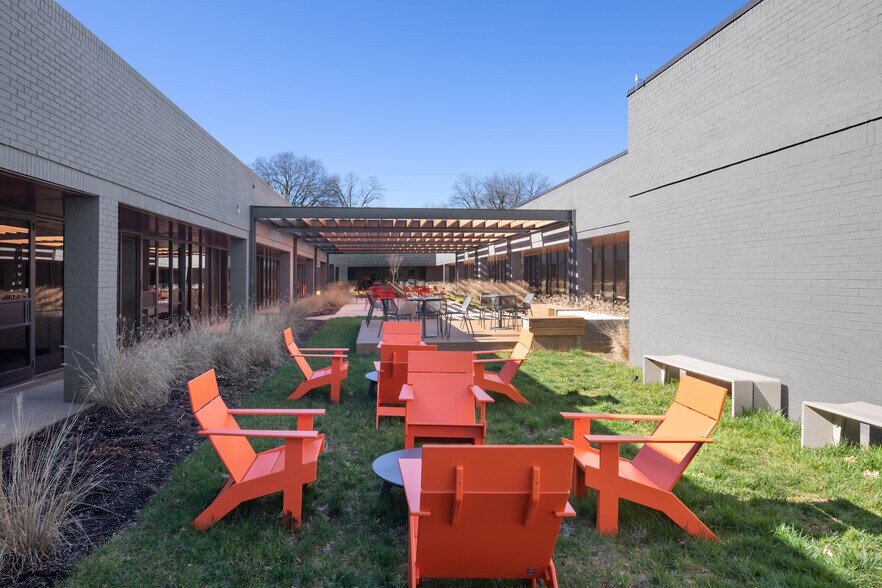 5445 77 Center Dr, Charlotte, NC à louer - Photo du bâtiment - Image 2 de 13