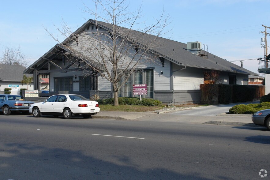 518 N Court St, Visalia, CA for lease - Building Photo - Image 3 of 9