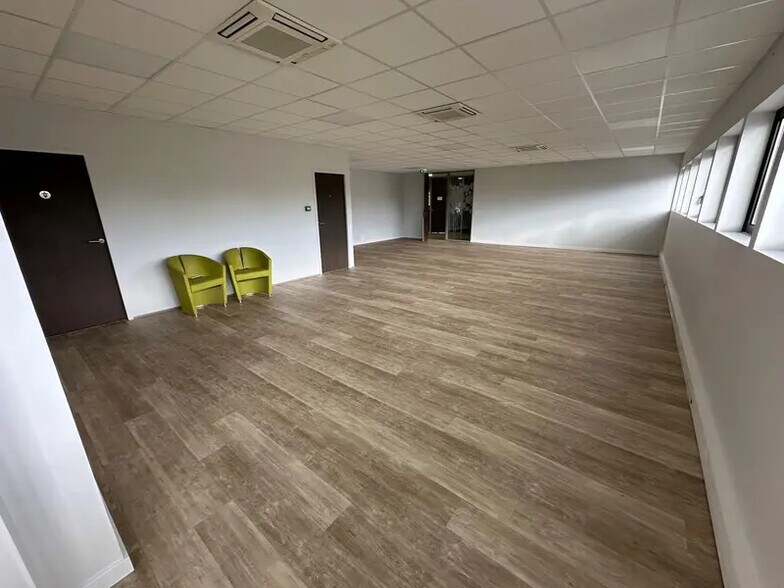 Office in Rillieux-la-Pape for lease - Building Photo - Image 3 of 12