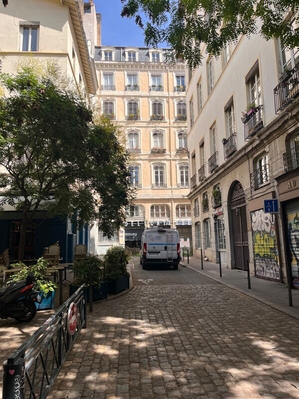 Commerce de détail dans Lyon à vendre Photo du bâtiment- Image 1 de 4