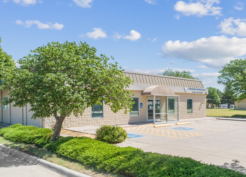 204 W Ross Blvd, Dodge City, KS for sale - Building Photo - Image 1 of 1