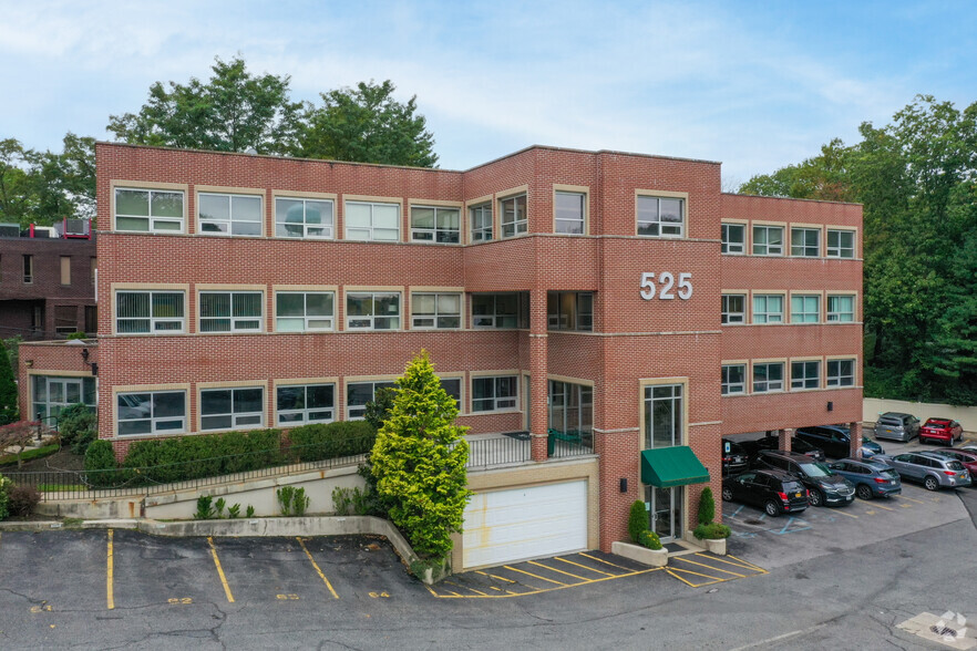 525 Northern Blvd, Great Neck, NY for lease - Building Photo - Image 2 of 14