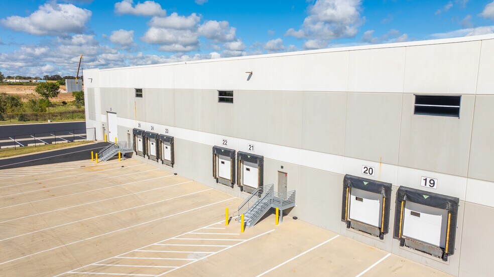 W210 N12855 Gateway Crossing, Richfield, WI for lease - Building Photo - Image 3 of 4