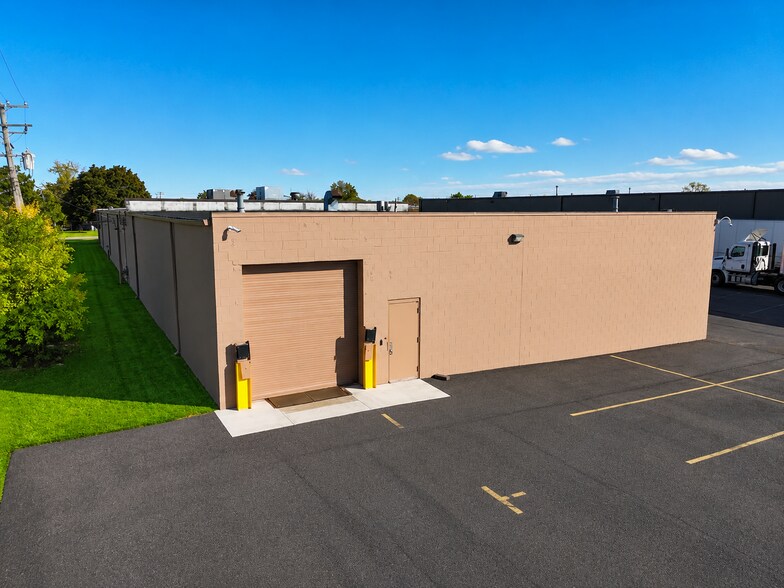 375 Robbins Dr, Troy, MI à vendre - Photo du bâtiment - Image 2 de 6