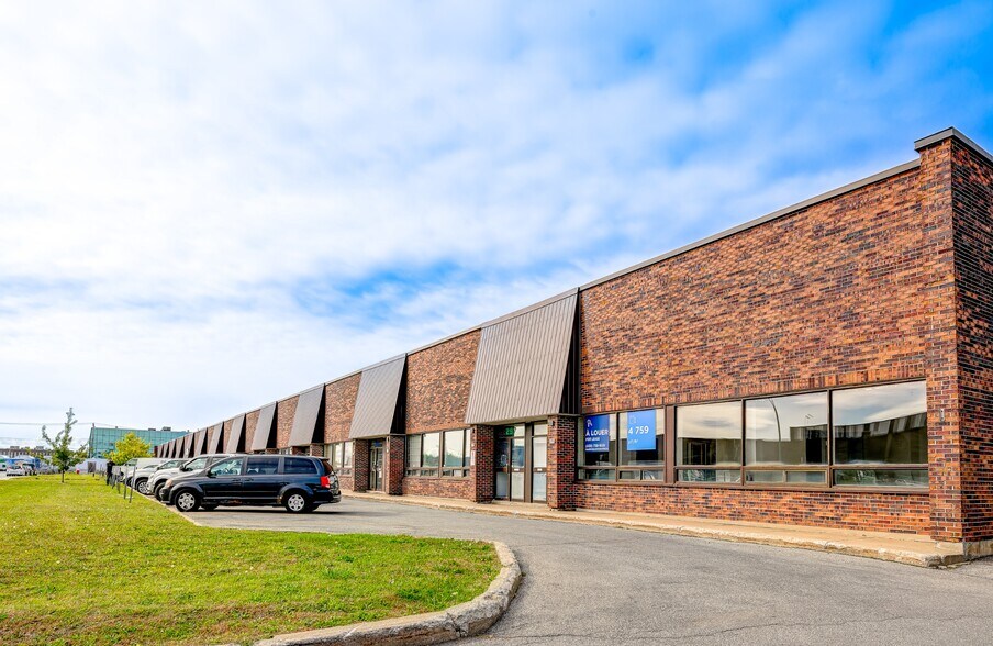 295-341 Rue Benjamin-Hudon, Montréal, QC à louer - Photo du bâtiment - Image 2 de 11