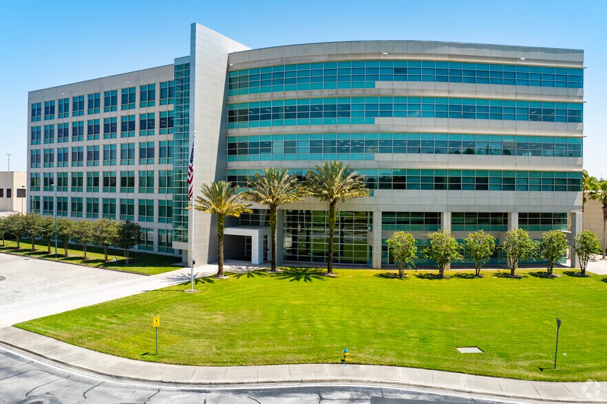 8125 Highwoods Palm Way, Tampa, FL à louer - Photo du bâtiment - Image 2 de 6