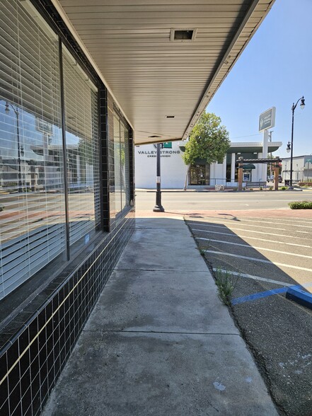 211 E Yosemite Ave, Manteca, CA à louer - Photo du b timent - Image 2 de 15