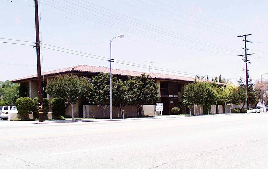 23111 Ventura Blvd, Woodland Hills, CA à louer - Photo du bâtiment - Image 2 de 30