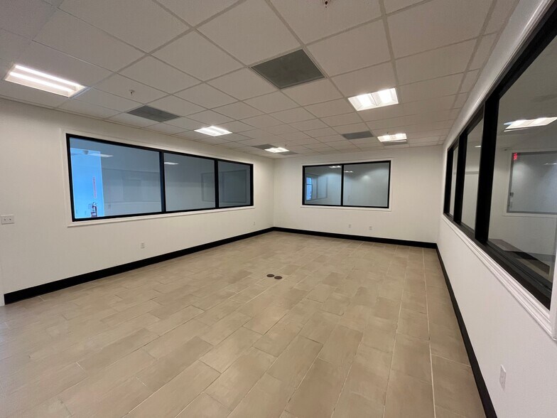 7045 NW 46th St, Miami, FL à louer - Photo du bâtiment - Image 3 de 9