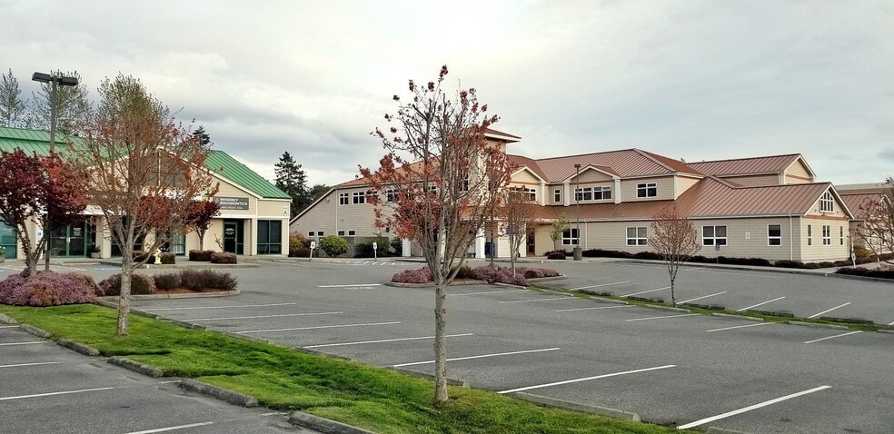 275 SE Cabot Dr, Oak Harbor, WA for lease - Building Photo - Image 2 of 5