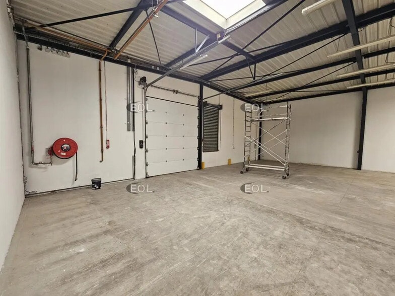 Flex in Ivry-sur-Seine for lease - Interior Photo - Image 3 of 9