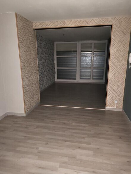 9 Esplanade De La Pinede, Villefontaine for sale - Interior Photo - Image 3 of 6
