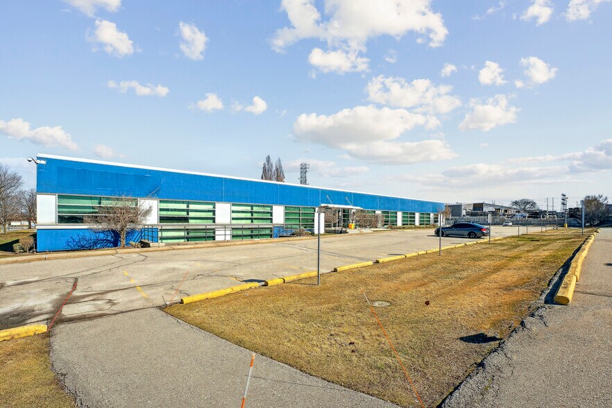 255 Attwell Dr, Toronto, ON à vendre - Photo du bâtiment - Image 2 de 4
