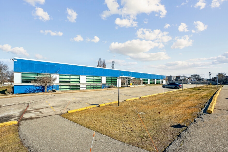 255 Attwell Dr, Toronto, ON à vendre - Photo du bâtiment - Image 2 de 4