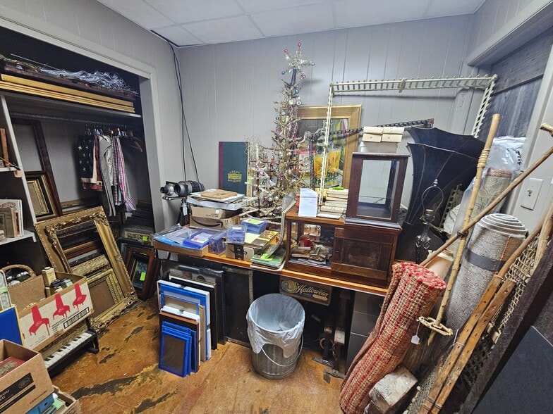 108 E Madison St, Kirklin, IN for sale - Interior Photo - Image 3 of 10