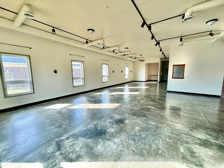 216 Evergreen Dr, Glen Carbon, IL for lease - Interior Photo - Image 2 of 11